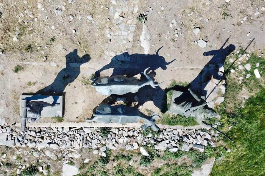 Kayalıkların Yamacındaki Heykel Müzesi İlgi Çekiyor