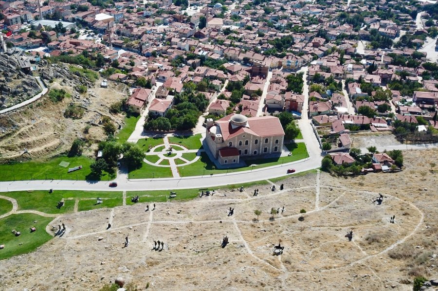 Kayalıkların Yamacındaki Heykel Müzesi İlgi Çekiyor