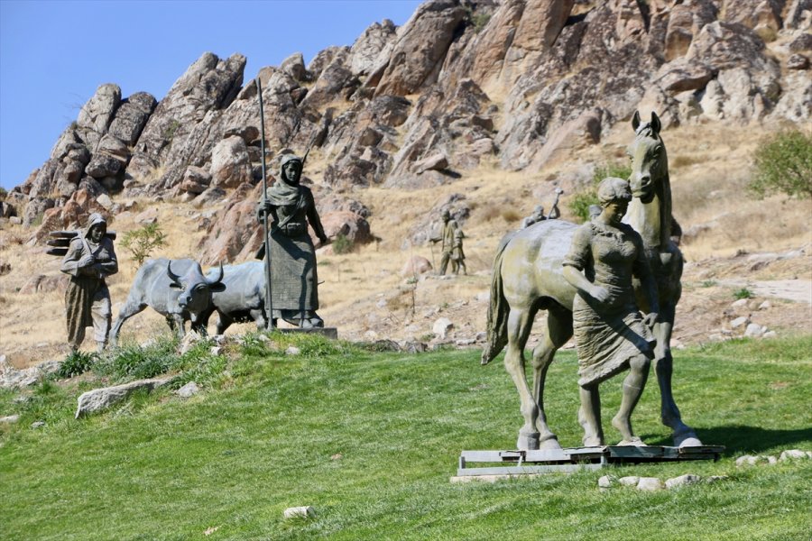 Kayalıkların Yamacındaki Heykel Müzesi İlgi Çekiyor