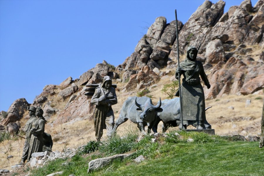 Kayalıkların Yamacındaki Heykel Müzesi İlgi Çekiyor