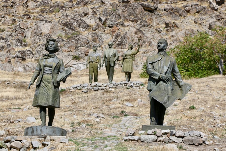 Kayalıkların Yamacındaki Heykel Müzesi İlgi Çekiyor