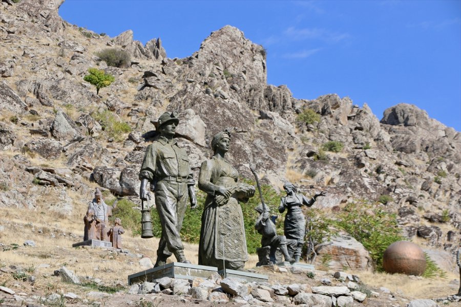 Kayalıkların Yamacındaki Heykel Müzesi İlgi Çekiyor