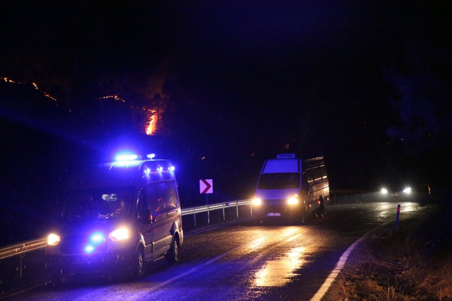 Güncelleme 6 - Mersin'de Çıkan Orman Yangınına Müdahale Ediliyor