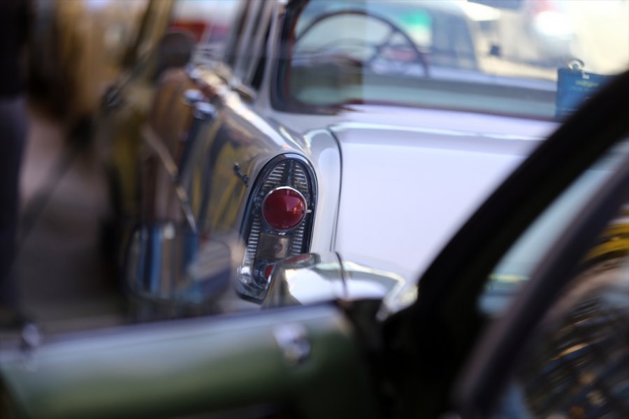 Tutkunu Olduğu Klasik Otomobilleri Hurdadan Alıp Eski İhtişamına Kavuşturuyor