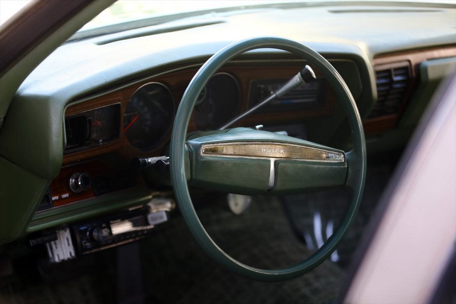 Tutkunu Olduğu Klasik Otomobilleri Hurdadan Alıp Eski İhtişamına Kavuşturuyor