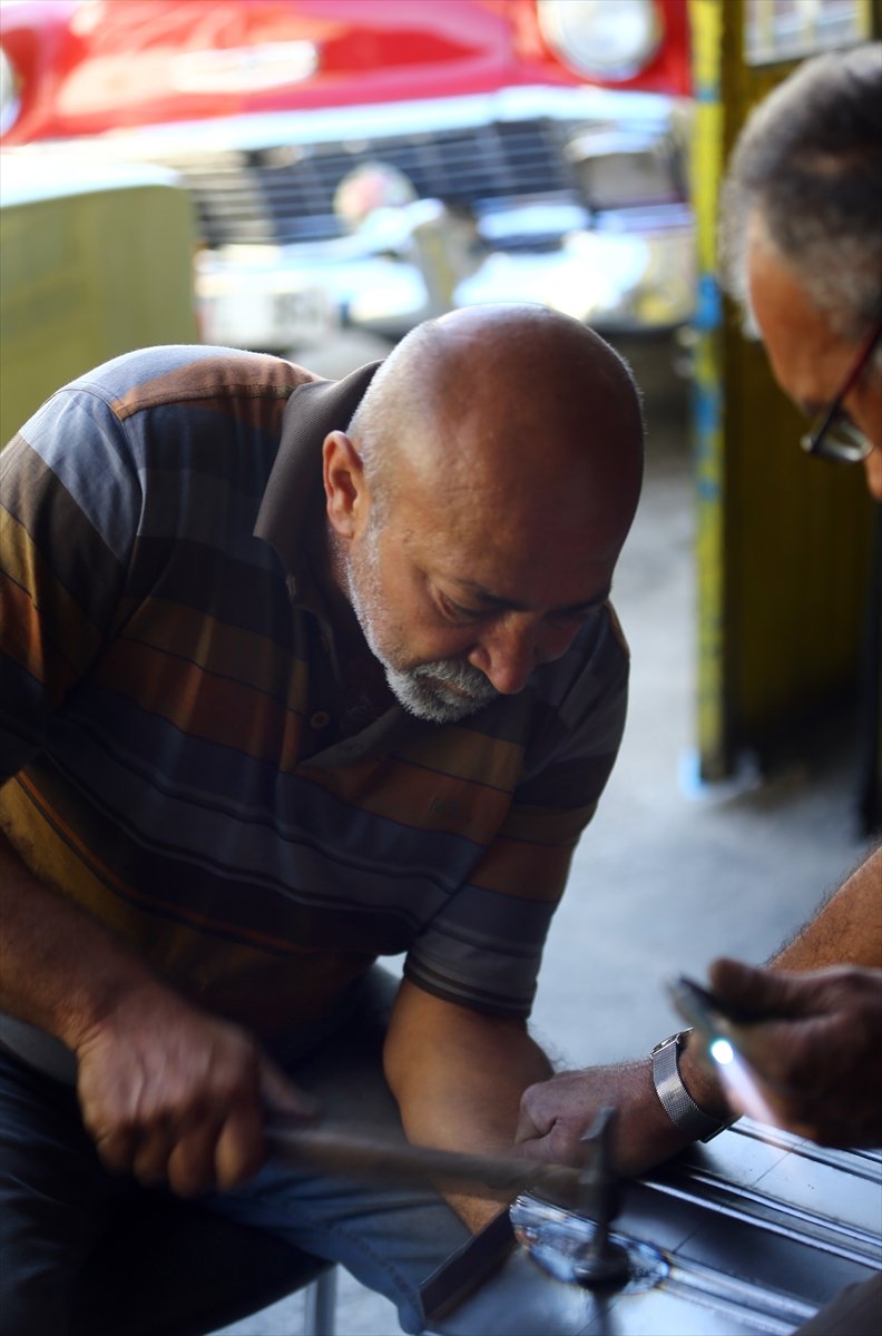 Tutkunu Olduğu Klasik Otomobilleri Hurdadan Alıp Eski İhtişamına Kavuşturuyor