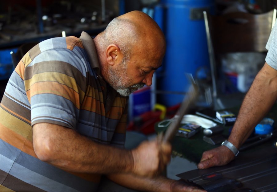 Tutkunu Olduğu Klasik Otomobilleri Hurdadan Alıp Eski İhtişamına Kavuşturuyor