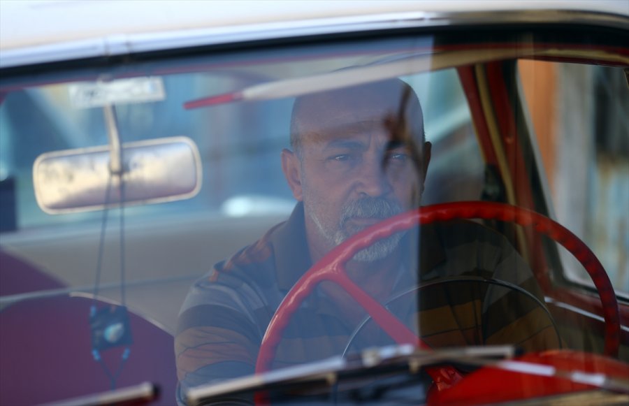 Tutkunu Olduğu Klasik Otomobilleri Hurdadan Alıp Eski İhtişamına Kavuşturuyor