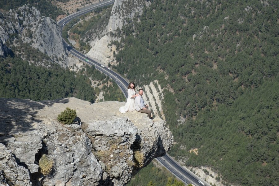 Uçurumun Kenarında Nikah Kıydılar