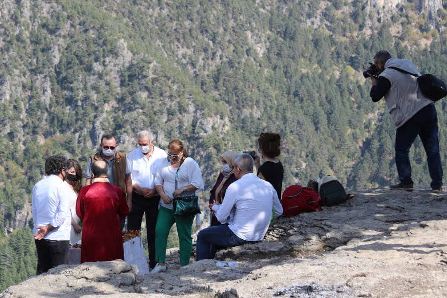 Uçurumun Kenarında Nikah Kıydılar