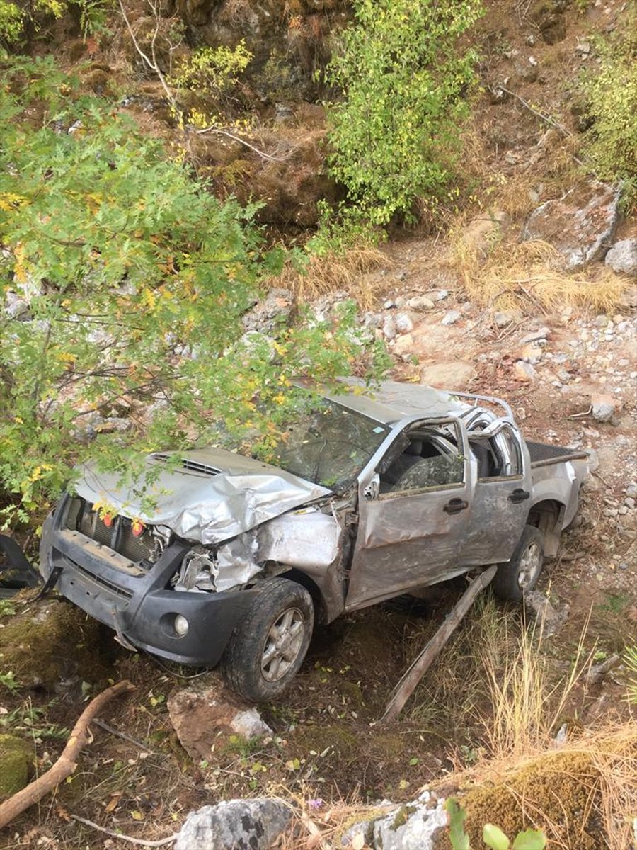 Antalya'da Şarampole Yuvarlanan Araçtaki 1 Kişi Öldü, 1 Kişi Yaralandı