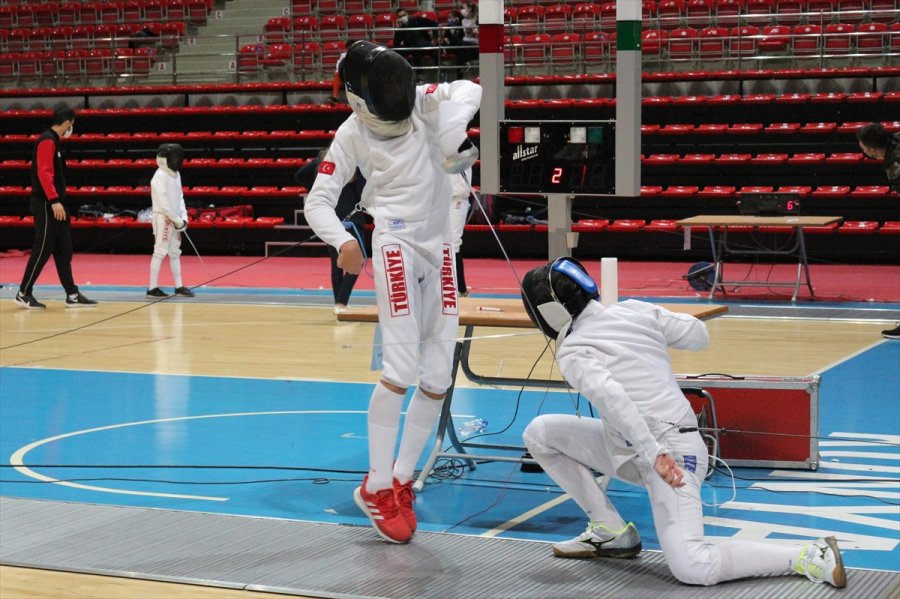 Eskrimde 10-12-14 Yaş Altı Epe Açık Turnuvası, Konya'da Başladı