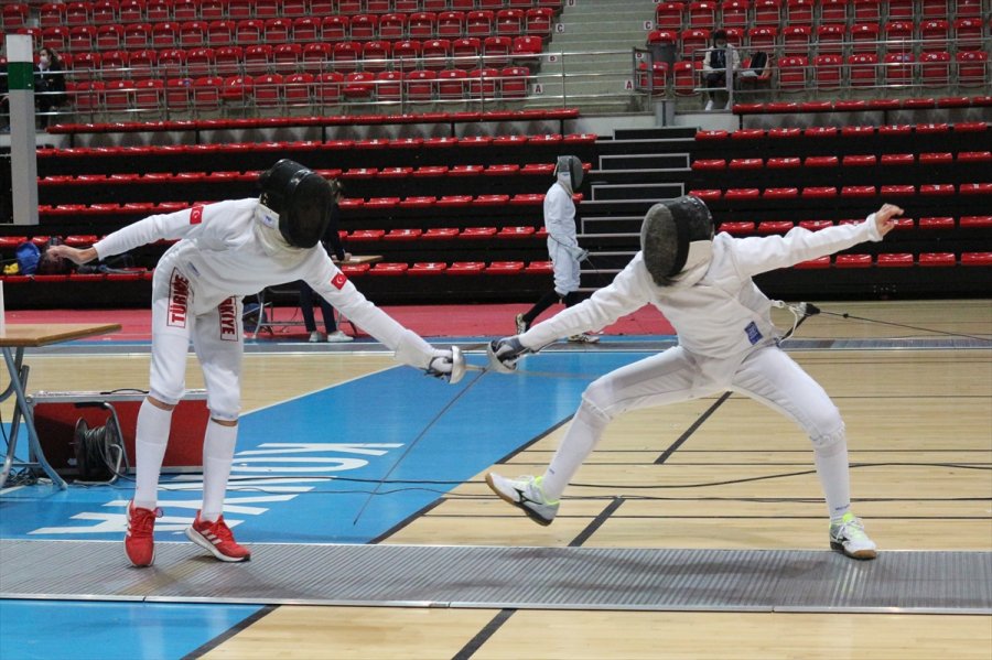 Eskrimde 10-12-14 Yaş Altı Epe Açık Turnuvası, Konya'da Başladı