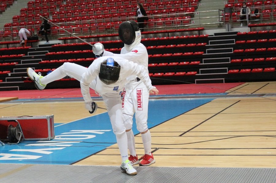 Eskrimde 10-12-14 Yaş Altı Epe Açık Turnuvası, Konya'da Başladı