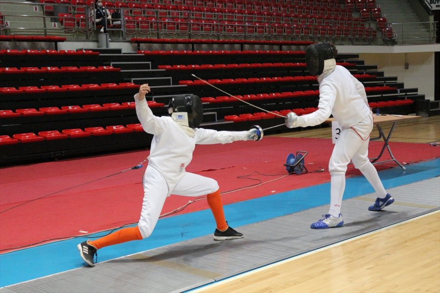 Eskrimde 10-12-14 Yaş Altı Epe Açık Turnuvası, Konya'da Başladı