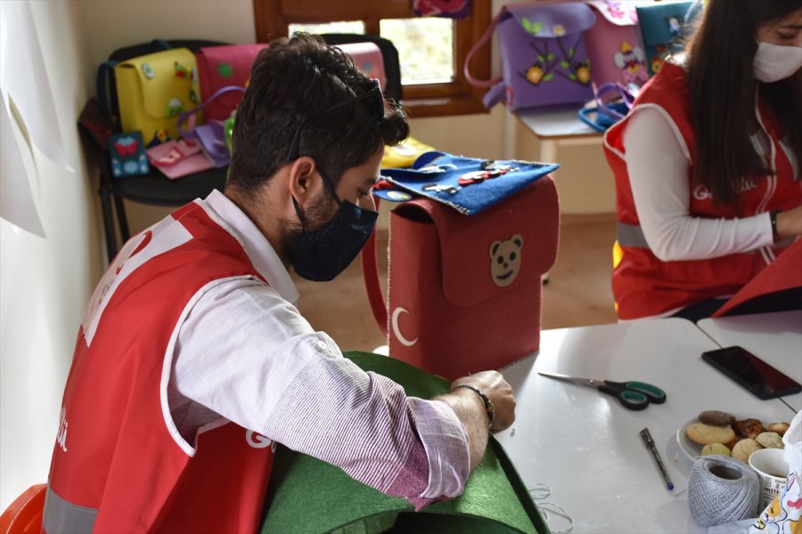 Gönüllülerin Tasarladığı Çantalar Sığınmacı Ailelerin Çocuklarına Hediye Edilecek