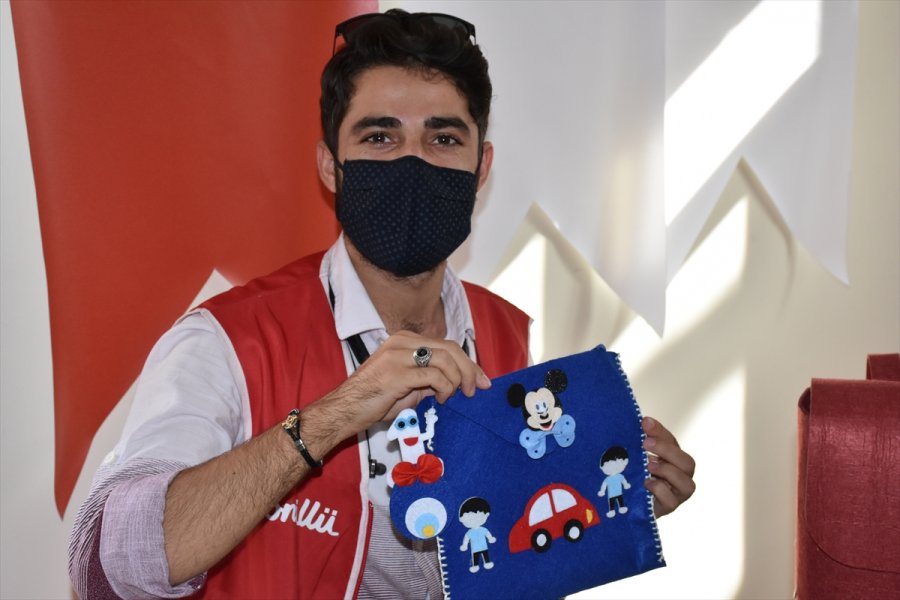 Gönüllülerin Tasarladığı Çantalar Sığınmacı Ailelerin Çocuklarına Hediye Edilecek