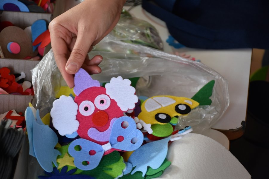 Gönüllülerin Tasarladığı Çantalar Sığınmacı Ailelerin Çocuklarına Hediye Edilecek