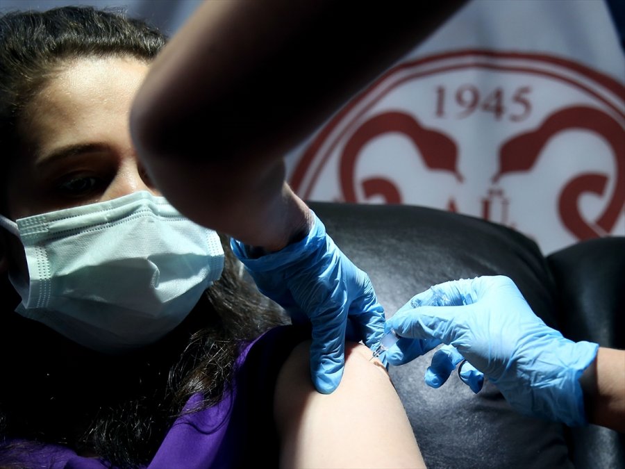Kovid-19 Salgınına Karşı Geliştirilen Faz 3 Aşamasındaki Aşı Ankara'da Gönüllülere Yapıldı
