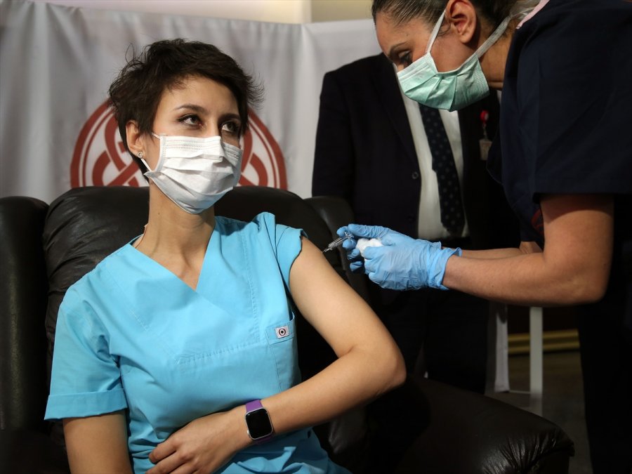 Kovid-19 Salgınına Karşı Geliştirilen Faz 3 Aşamasındaki Aşı Ankara'da Gönüllülere Yapıldı