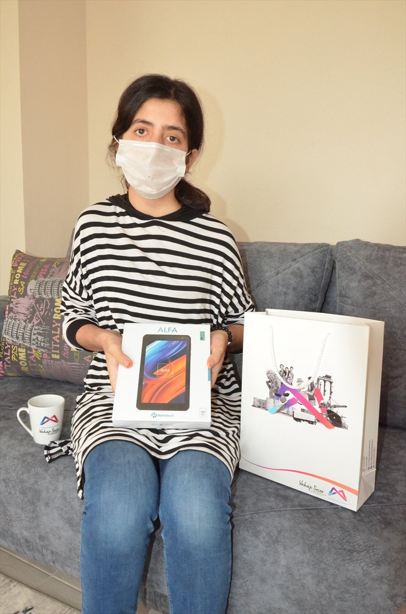 Mersin'de İşitme Engelli Öğrenciye Tablet Hediye Edildi