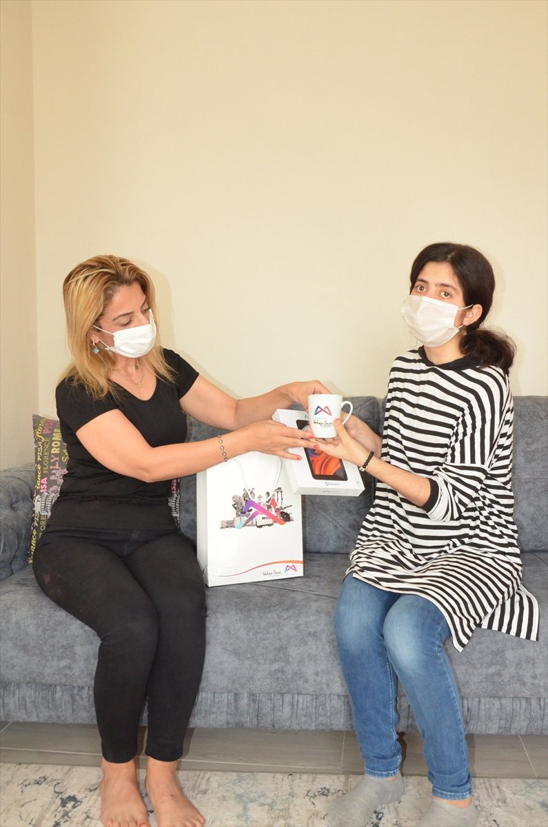 Mersin'de İşitme Engelli Öğrenciye Tablet Hediye Edildi