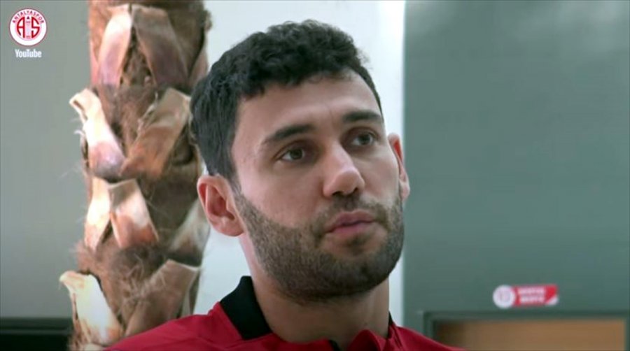 Sokakta Futbol Oynarken Keşfedilen Veysel Sarı, Antalyaspor'da Mutlu