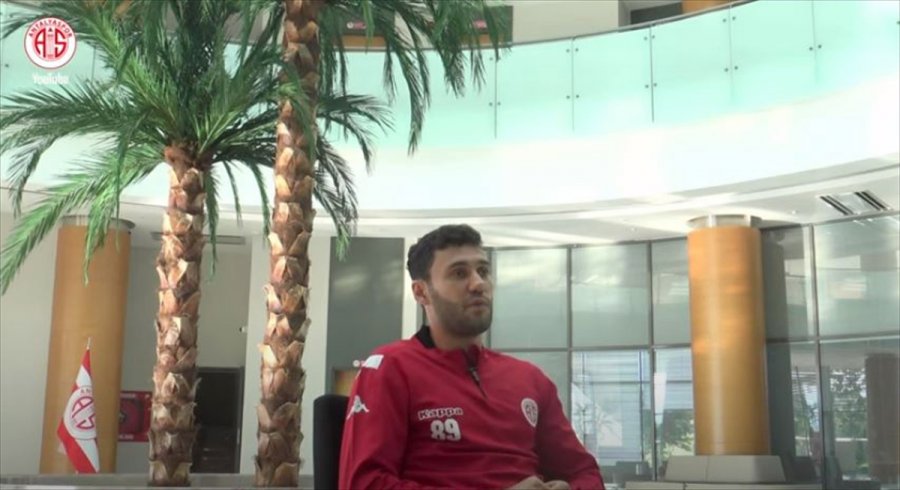 Sokakta Futbol Oynarken Keşfedilen Veysel Sarı, Antalyaspor'da Mutlu