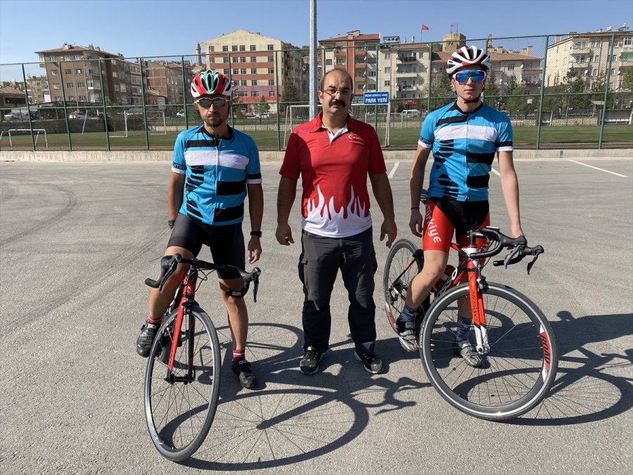 Spor Kulübüne Kayıt İçin Kayseri'den Niğde'ye Pedal Çevirdiler