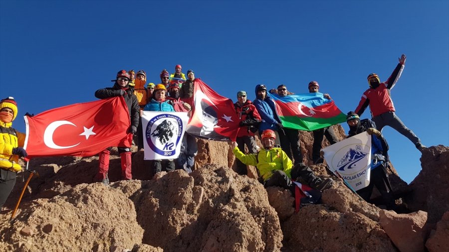 Cumhuriyet Bayramı'nı Erciyes Dağı'nın Zirvesinde Kutladılar