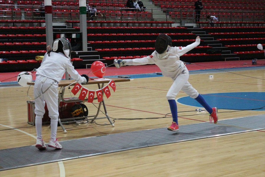 Eskrimde 10-12-14 Yaş Altı Epe Açık Turnuvası, Konya'da Devam Ediyor