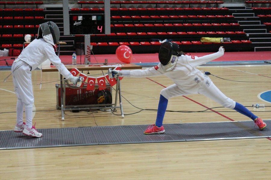 Eskrimde 10-12-14 Yaş Altı Epe Açık Turnuvası, Konya'da Devam Ediyor