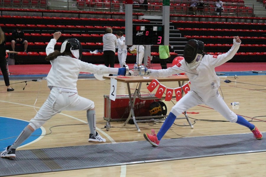 Eskrimde 10-12-14 Yaş Altı Epe Açık Turnuvası, Konya'da Devam Ediyor