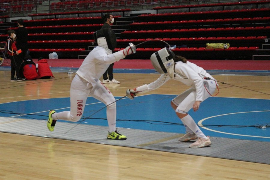 Eskrimde 10-12-14 Yaş Altı Epe Açık Turnuvası, Konya'da Devam Ediyor