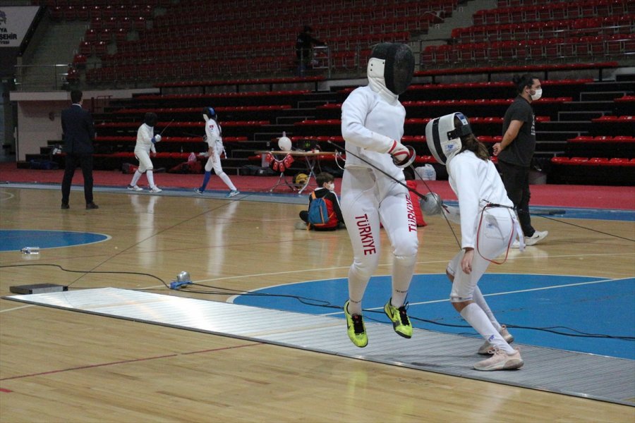 Eskrimde 10-12-14 Yaş Altı Epe Açık Turnuvası, Konya'da Devam Ediyor