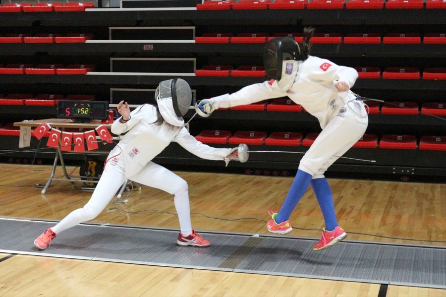 Eskrimde 10-12-14 Yaş Altı Epe Açık Turnuvası, Konya'da Devam Ediyor