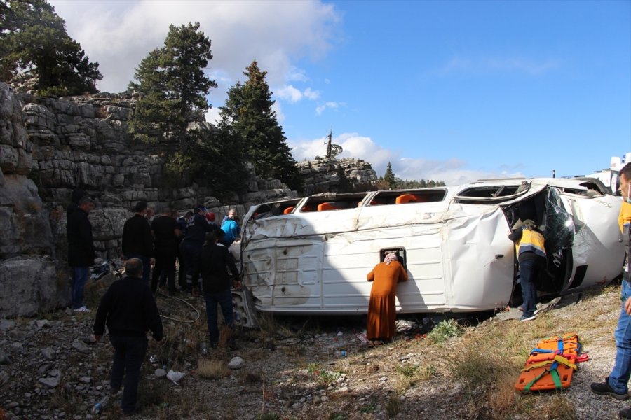 Konya'da Kız İstemeye Gidenleri Taşıyan Minibüs Devrildi: 13 Yaralı