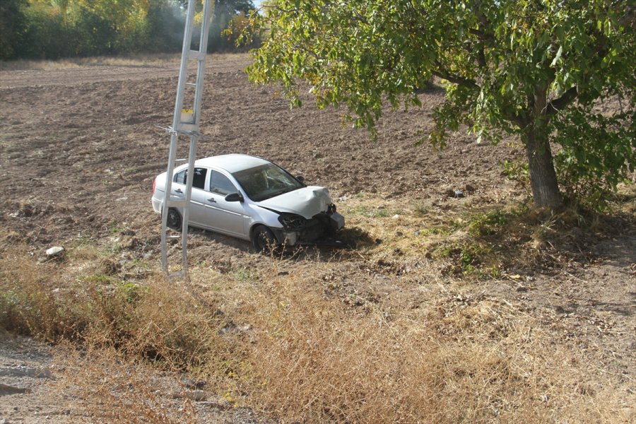 Konya'da Elektrik Direğine Çarpan Otomobil Devrildi: 3 Yaralı