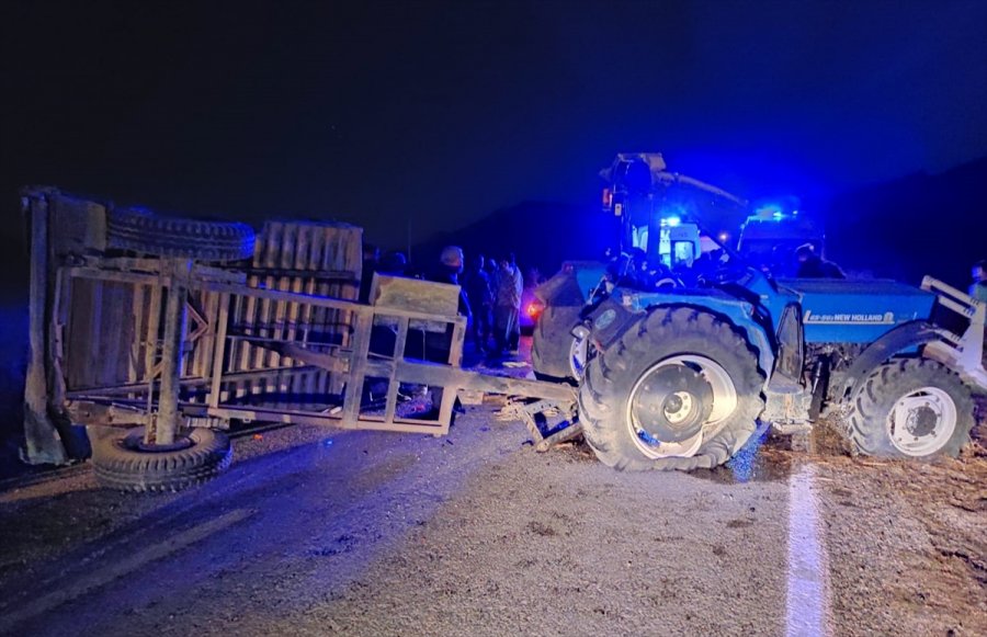Mersin'de Yolcu Minibüsüyle Traktör Çarpıştı: 8 Yaralı