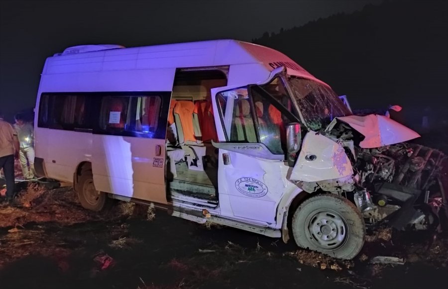 Mersin'de Yolcu Minibüsüyle Traktör Çarpıştı: 8 Yaralı