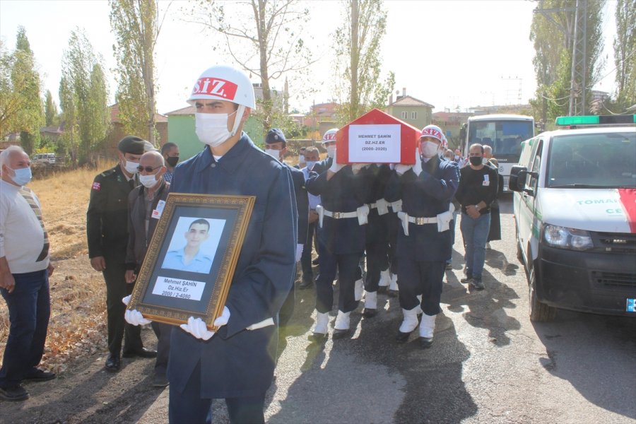 Kalp Krizi Geçirerek Hayatını Kaybeden Asker Tomarza'da Toprağa Verildi