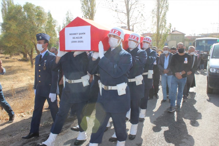 Kalp Krizi Geçirerek Hayatını Kaybeden Asker Tomarza'da Toprağa Verildi