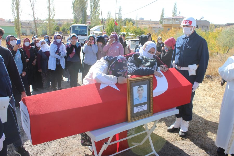 Kalp Krizi Geçirerek Hayatını Kaybeden Asker Tomarza'da Toprağa Verildi
