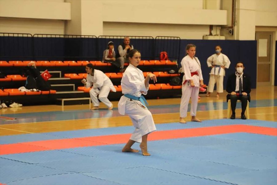 Konya'da 29 Ekim Cumhuriyet Bayramı Karate İl Şampiyonası Tamamlandı