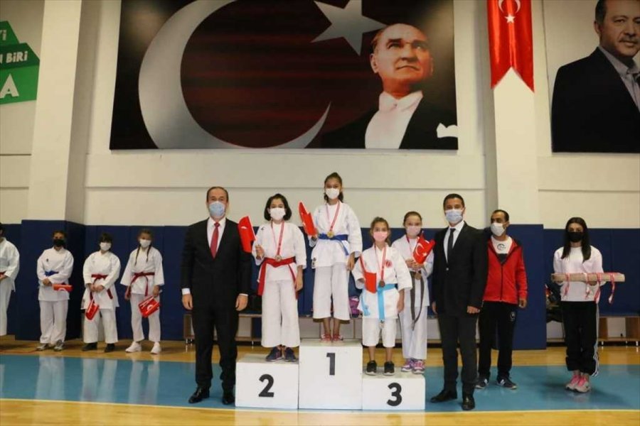 Konya'da 29 Ekim Cumhuriyet Bayramı Karate İl Şampiyonası Tamamlandı