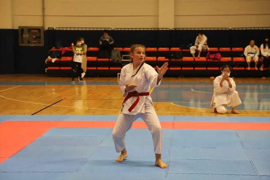 Konya'da 29 Ekim Cumhuriyet Bayramı Karate İl Şampiyonası Tamamlandı