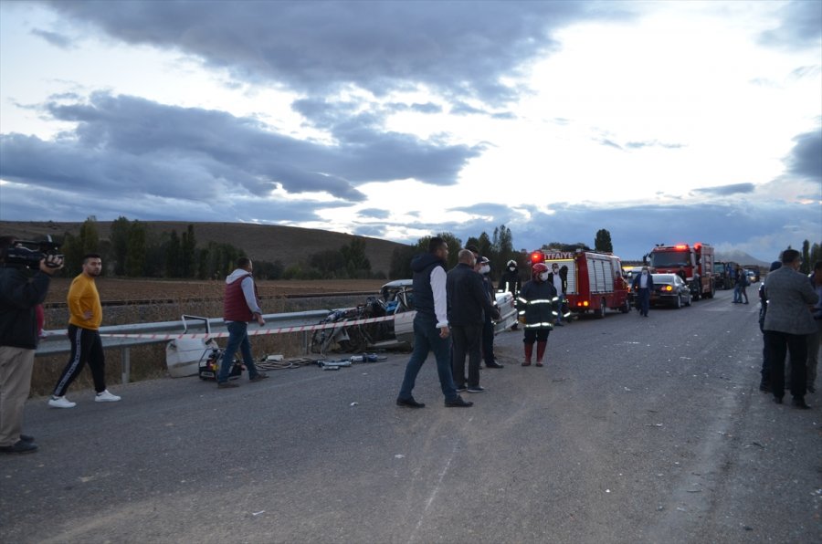 Konya'da Tarım İşçilerini Taşıyan Minibüs İle Otomobil Çarpıştı: 1 Ölü, 15 Yaralı