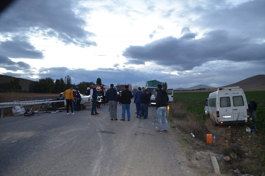 Konya'da Tarım İşçilerini Taşıyan Minibüs İle Otomobil Çarpıştı: 1 Ölü, 15 Yaralı