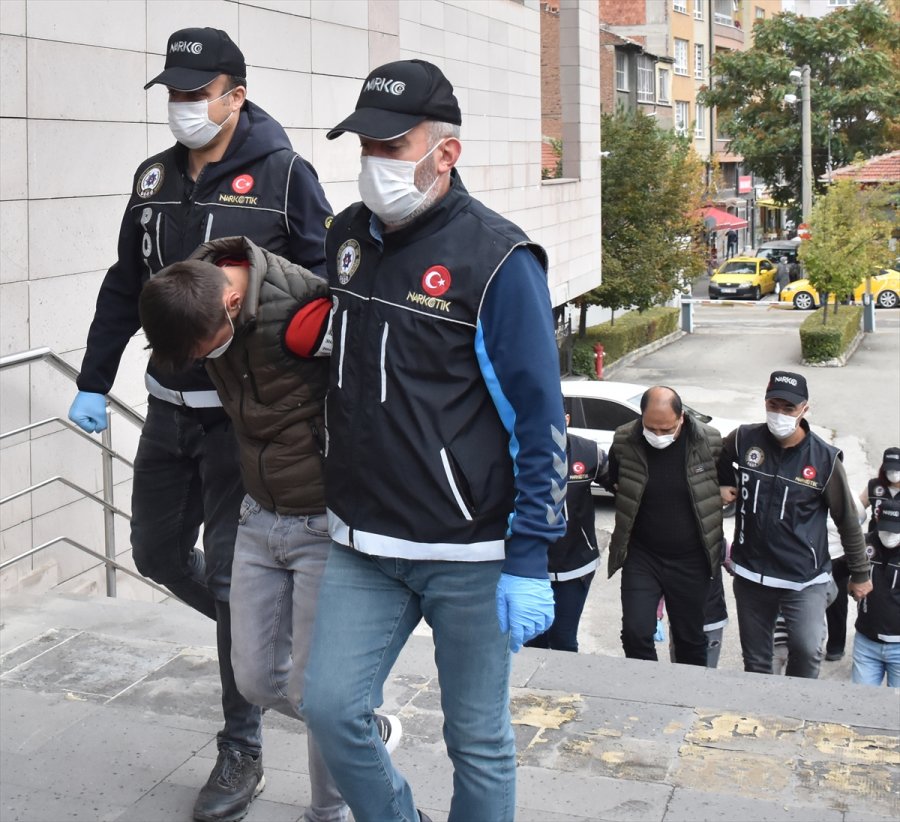 Polise Yakalanmamak İçin Kamera Sistemi Kuran 5 Uyuşturucu Şüphelisi Tutuklandı