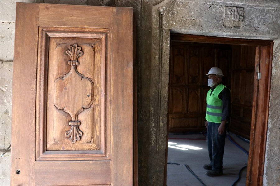 Tarihi Yapılardaki Ahşap Eserlere Yeniden Hayat Veriyor